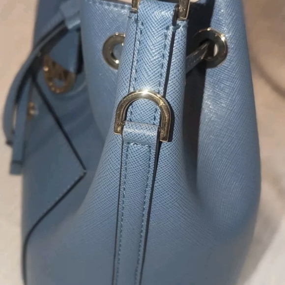 AUTH Michael Kors Greenwich Saffiano Leather Bucket Bag. - Picture 3 of 12